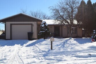 Building Photo - This beautifully maintained 3-bedroom, 2-b...