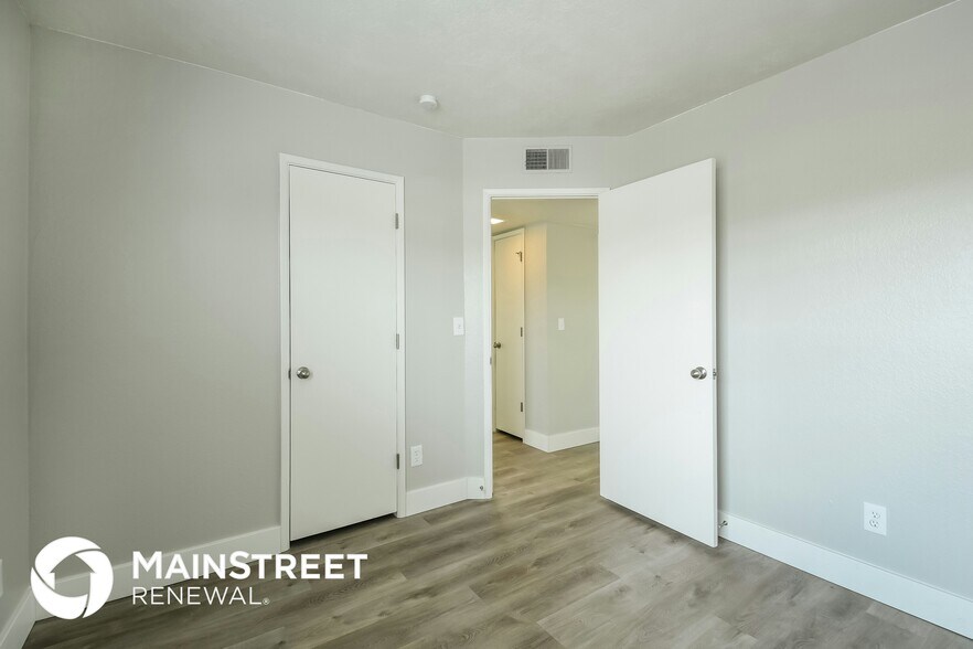 Building Photo - 2229 W Ross Ave