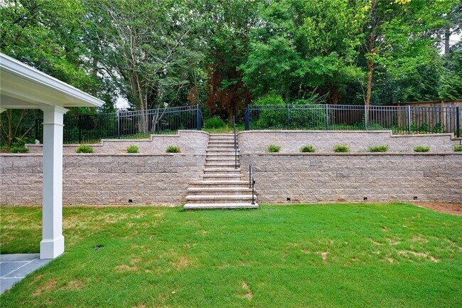 Building Photo - 2717 Skyland Dr NE