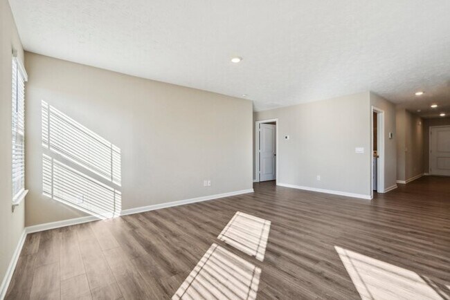 Building Photo - Fantastic 3bd/2ba home! Coming soon!