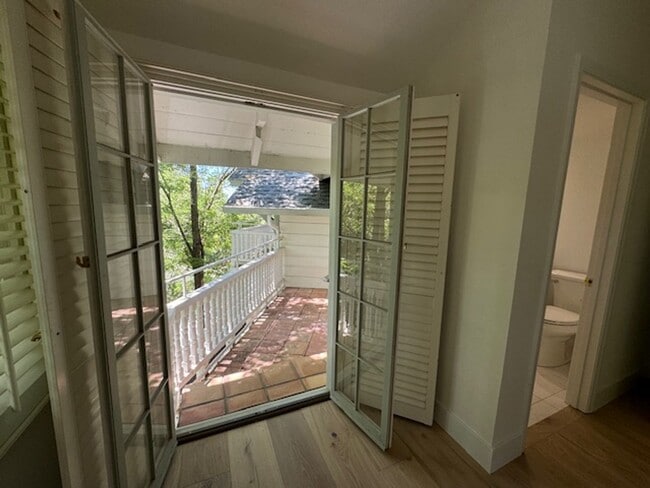 Building Photo - Tri-level townhome in highly desirable Dia...