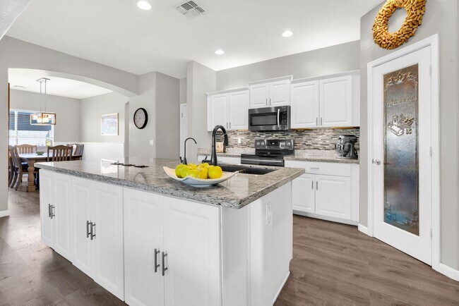 Building Photo - Stylish Home with Loft, Den, Great Room & ...