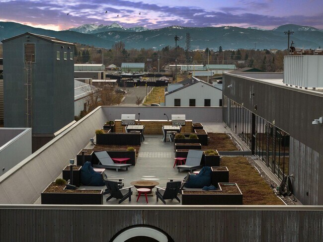 Building Photo - 221 E Oak St