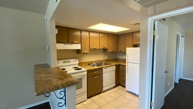 Building Photo - 700 E University Dr