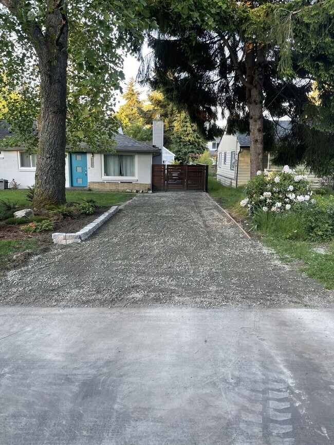 Building Photo - Charming 3-bed, 1 bath Home in North Seattle!