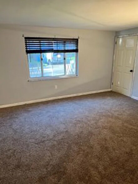 Building Photo - 735 Center Ave