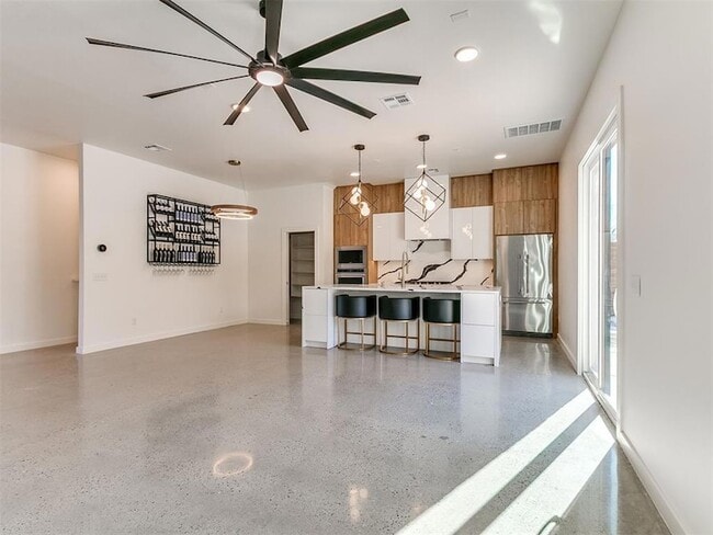 Building Photo - 605 N Idaho Ave