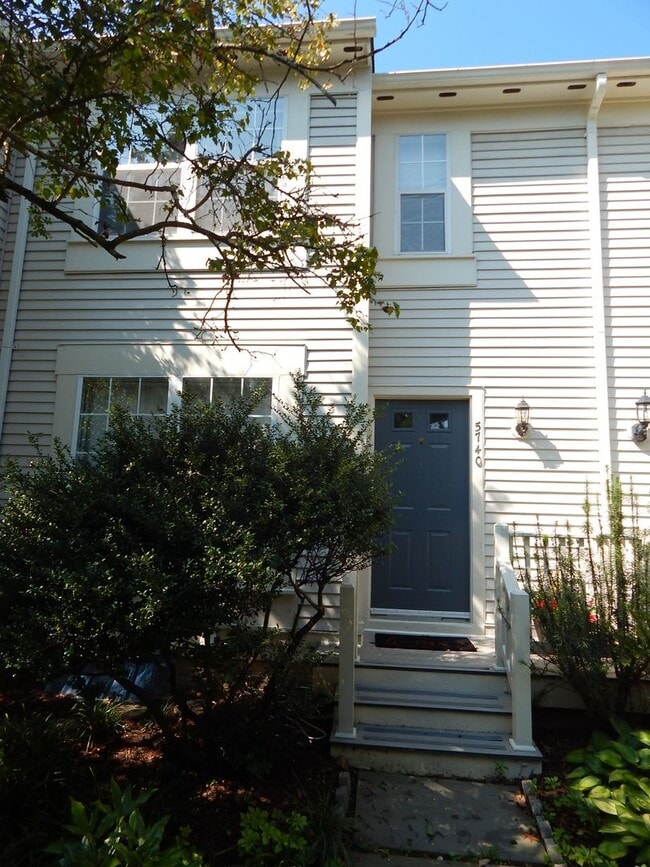 Building Photo - Cozy TH in Great Alexandria Location!