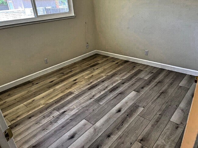 Building Photo - Remodeled 2 Bedroom Duplex w/ 1 Car Garage *Star Rentals