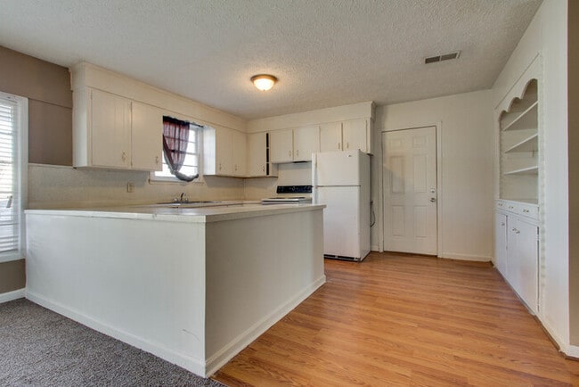 Building Photo - Murfreesboro 4 Bedroom/2 Bath HOUSE near MTSU