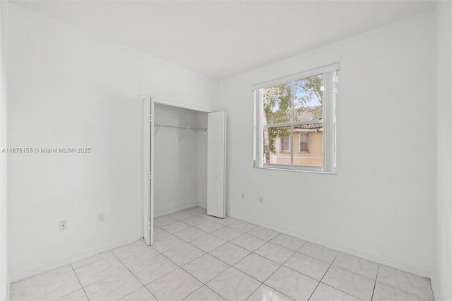Building Photo - 1658 SE 28th Ct