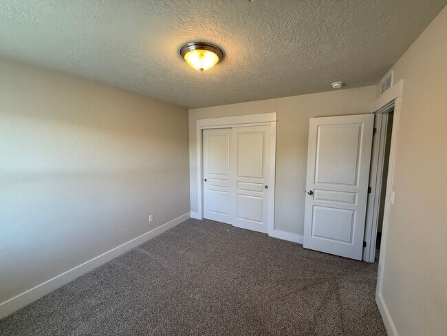 Building Photo - Spacious 3 Bedroom Home with Main-Level Primary Suite in Greenbriar Commons