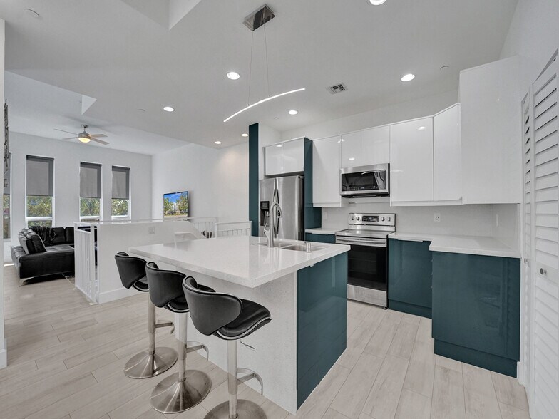 Building Photo - 703 SE 16th Ct