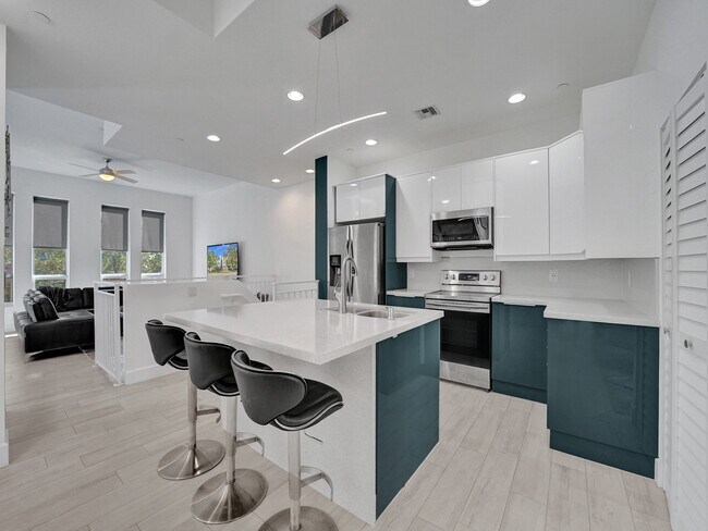 Building Photo - 703 SE 16th Ct