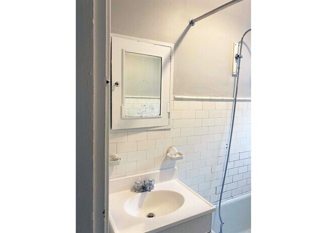 Building Photo - 343-345 Ludlow Avenue