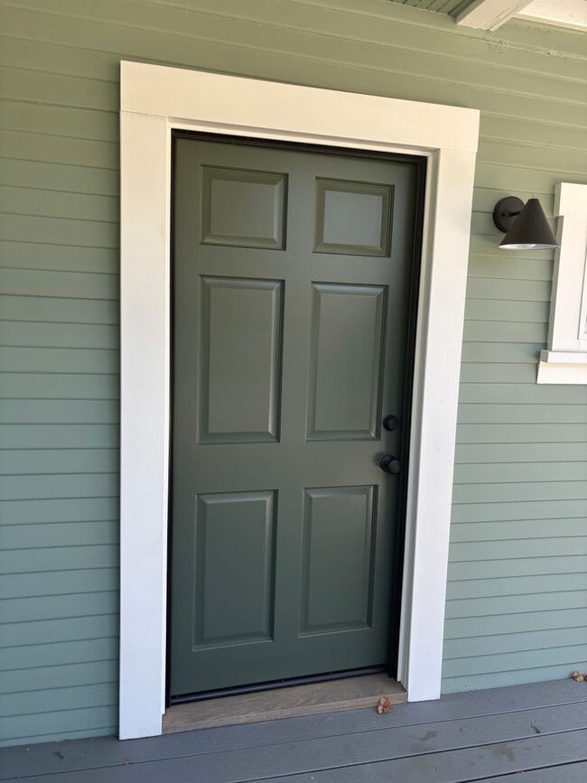 Building Photo - Newly renovated 2 bedroom 2 bathroom in a great location