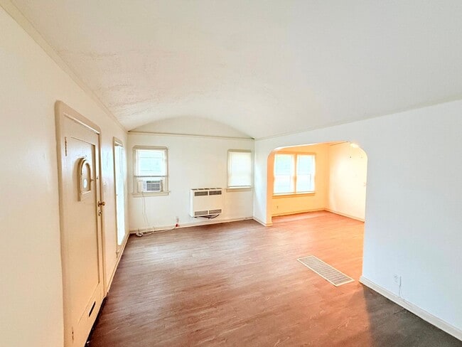 Building Photo - 614-614 N Poinsettia Pl