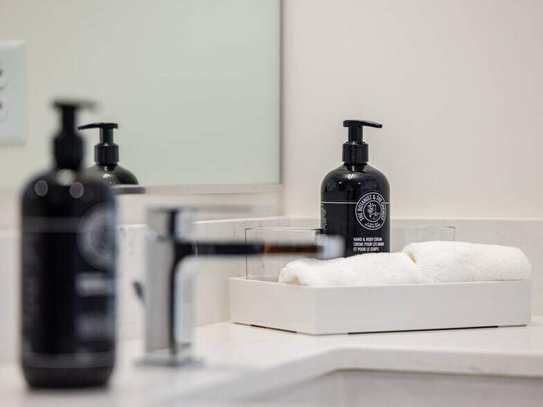 Building Photo - 1550 NW Naito Pkwy