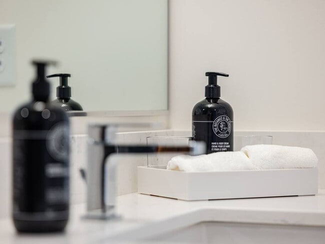 Building Photo - 1550 NW Naito Pkwy