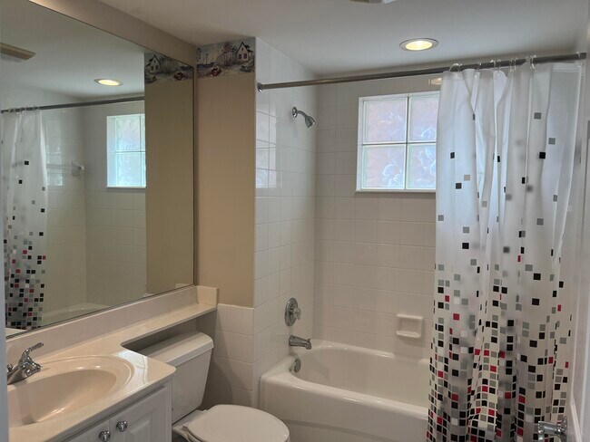 Building Photo - 3368 Greenway Dr