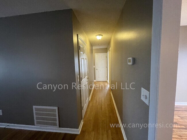 Building Photo - Beautiful 3b Room!Move in ready!