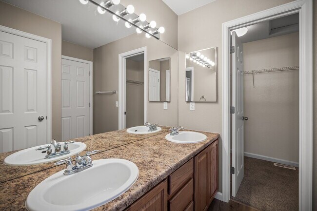 Building Photo - Beautiful 2 Bedroom End-Unit Townhouse in Montarbor Villas w/ Mountain Views