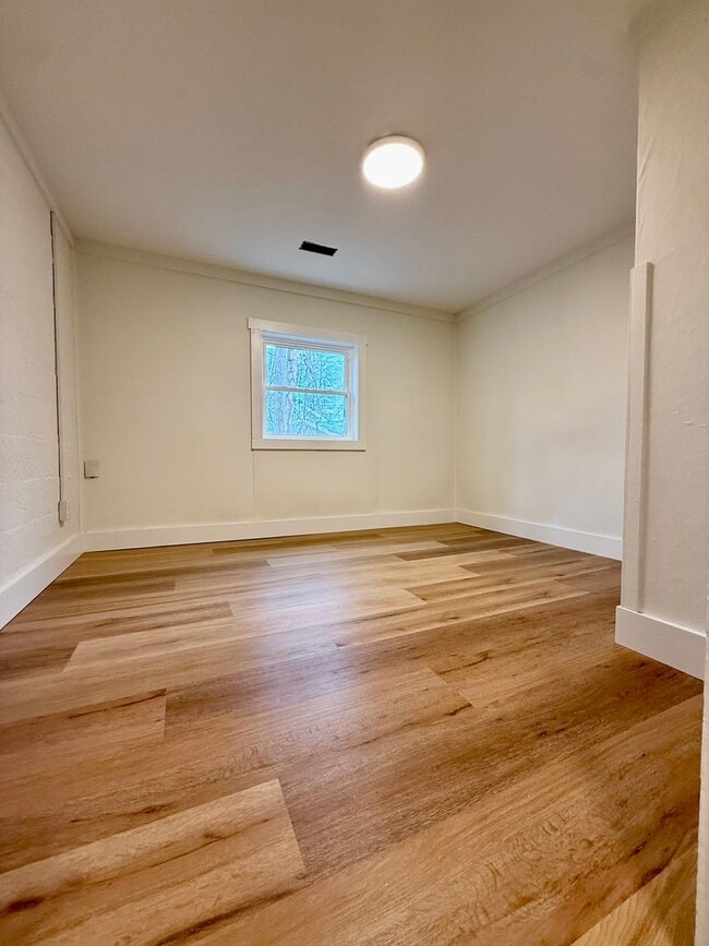 Building Photo - 3 Bdrm Close to Campus! Discount Rate of $1,500 from May-July, 2026.  August 2026 rate of $2,250!