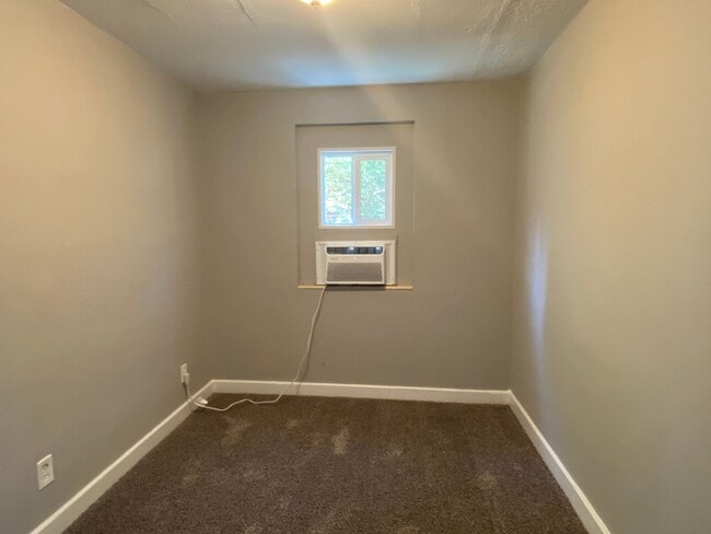 Building Photo - 2 bedroom 1 bath house