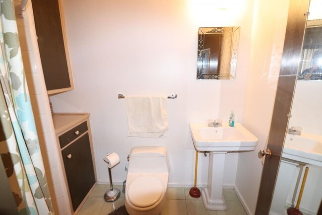 Building Photo - 3 Bedroom 2 Bathroom