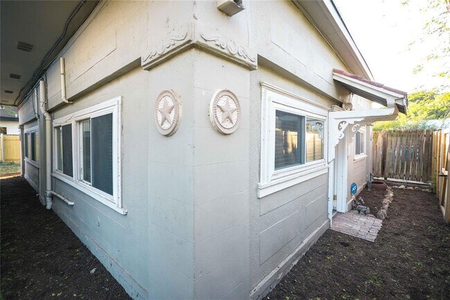 Building Photo - 2003 Haskell St