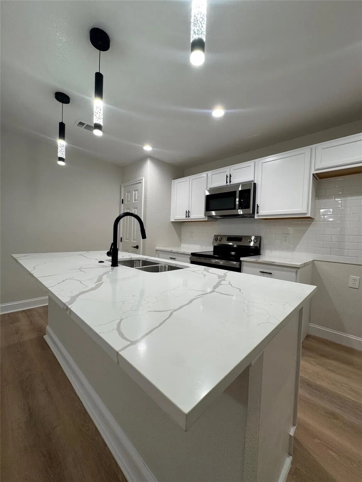 Building Photo - 728 Hilltop Cir