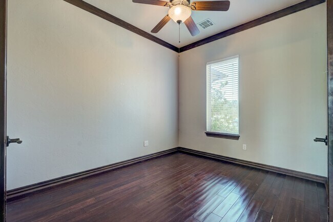 Building Photo - Stunning 3 Bedroom Home with Fireplace, Community Amenities & Open Floor Plan