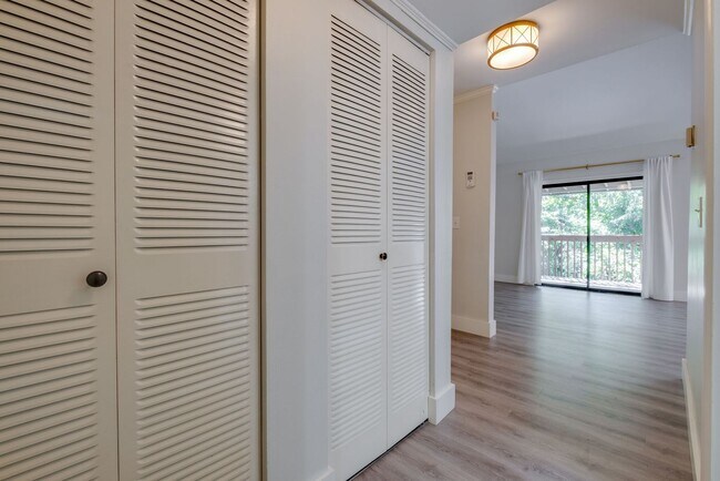 Building Photo - Renovated Condo in Green Hills Four Seasons!