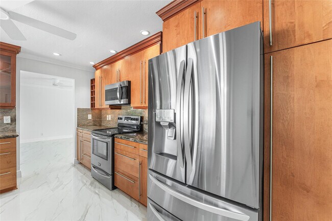 Building Photo - 2443 NE 26th St