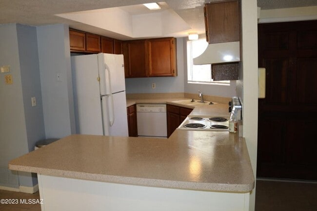 Building Photo - Super Northwest Location! Lovely spacious 3 bedroom, 2 bath home with large back yard