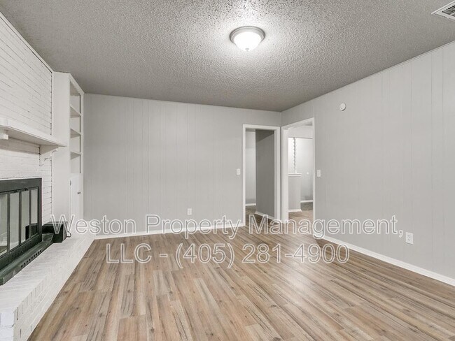 Building Photo - 1011 Crown Dr