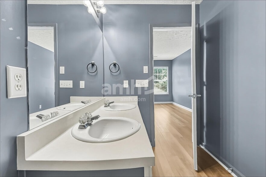 Building Photo - 3136 Hidden Creek Dr