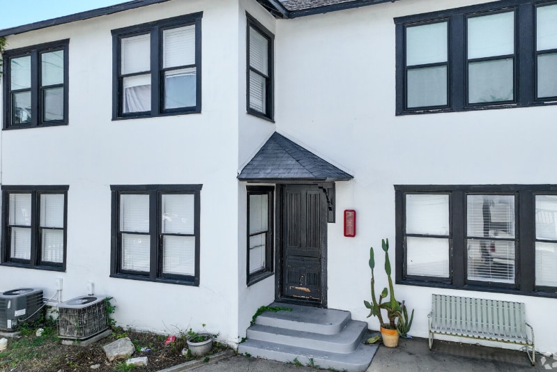 Primary Photo - 301-311 W Leuda St