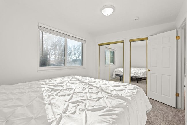 Building Photo - Spacious 4 Bedroom Home in Quiet Orem Neighborhood