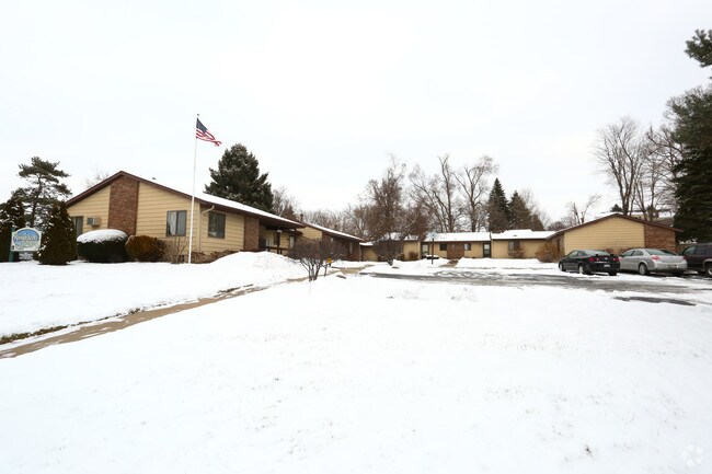 Building Photo - North Scott Villa