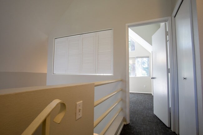 Building Photo - Fantastic Lake Oswego 2Bdr w/Fireplace, Dishwasher & W/D + Balcony