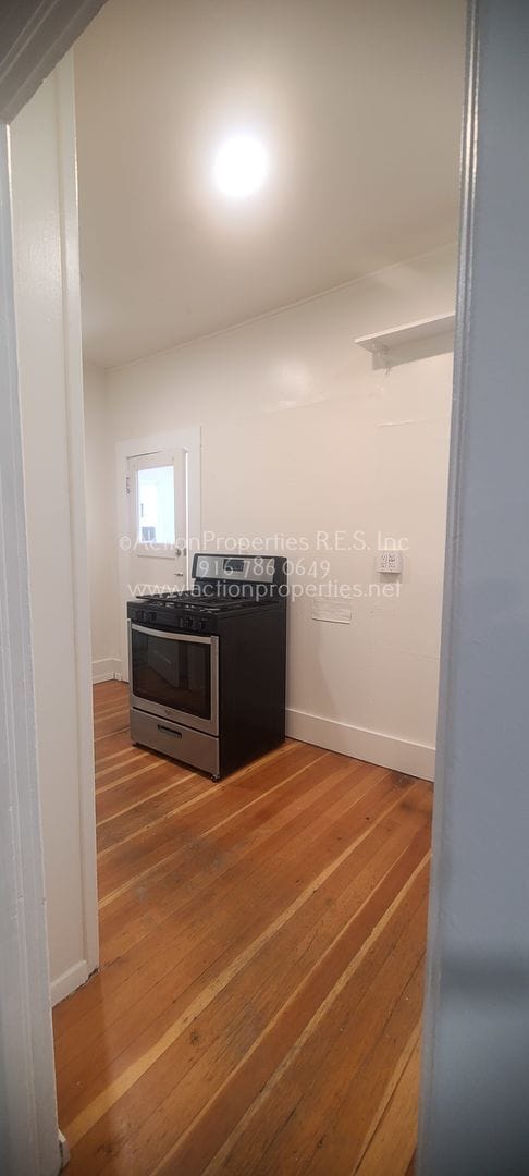 Building Photo - Updated 2 Bedroom 1 Bathroom, New Paint an...