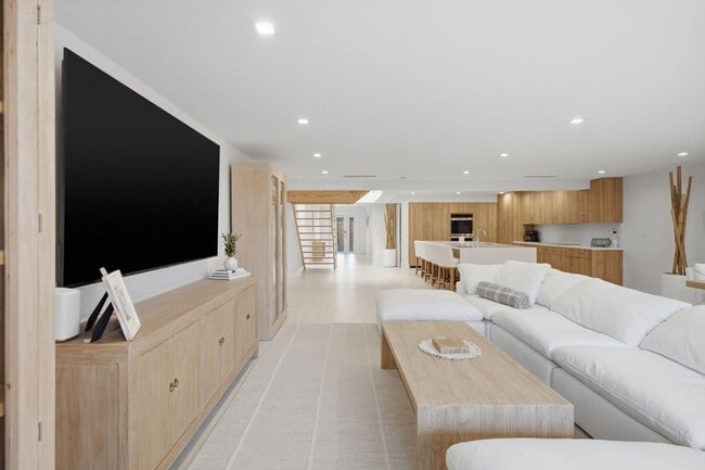 Building Photo - 1173 Hillsboro Mile Unit 22