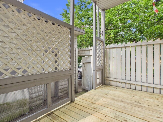 Building Photo - 206 Kelker St
