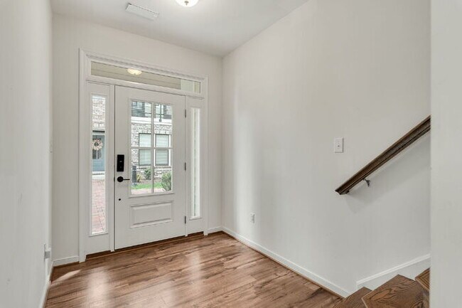 Building Photo - Modern End-Unit Townhome in Rocketts Landing – Prime Richmond Location