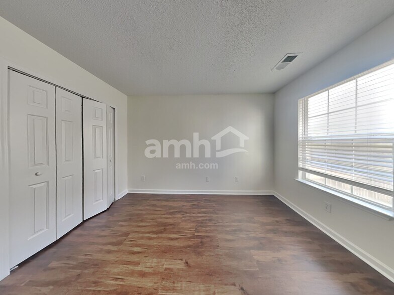 Building Photo - 510 Fairview Lake Way