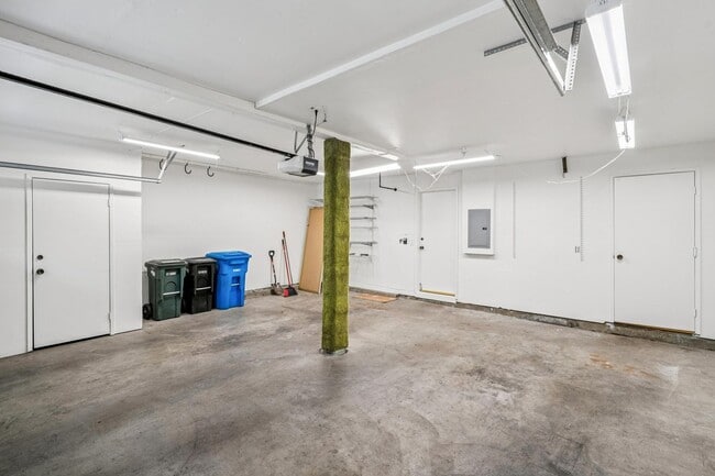 Building Photo - Luxury 3-Level Townhome in Highly Desirable Sharon Heights Neighborhood