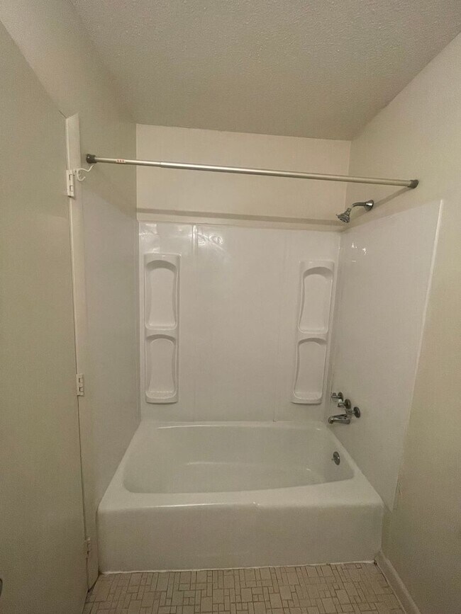 Building Photo - 1402-M Gorman St. 1 Bedroom / 1 Bathroom ~ Walk to NCSU & on Wolfline ~