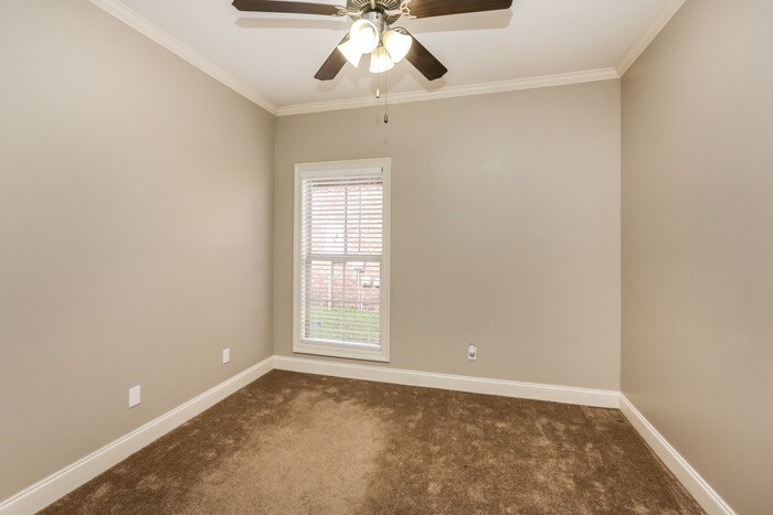 Building Photo - 631 Westhill Rd