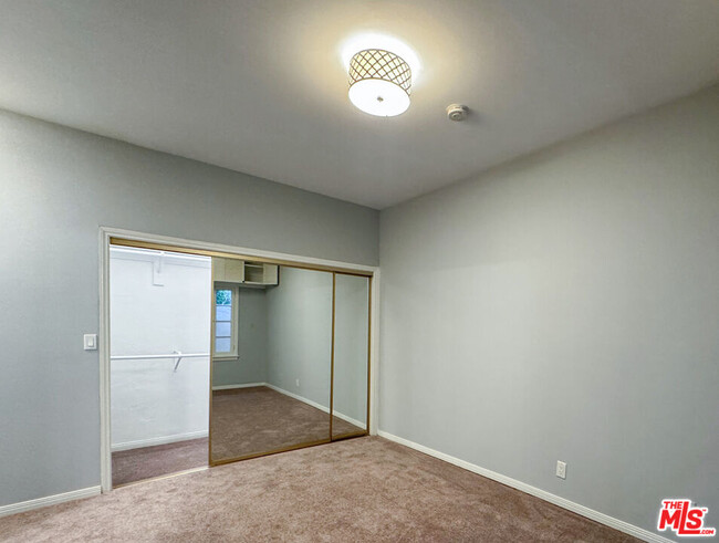 Building Photo - 340 N Oakhurst Dr